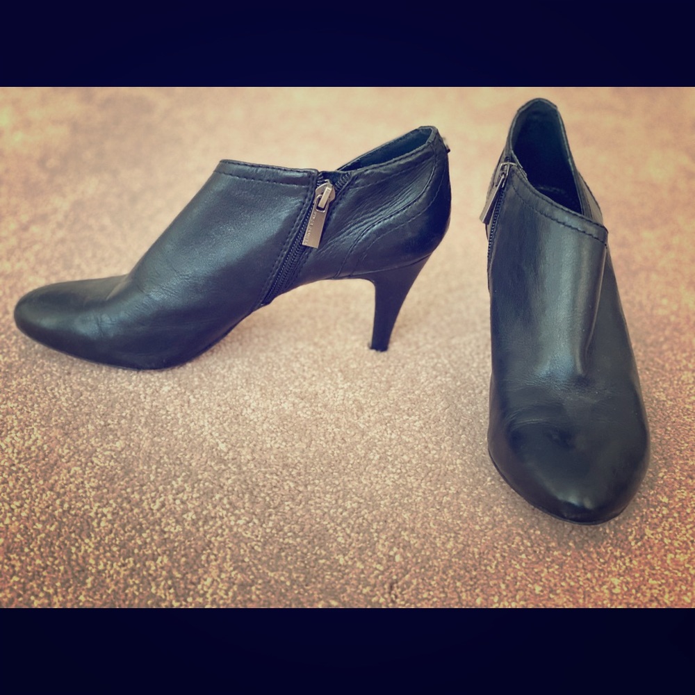 Vince Camuto black shooties
